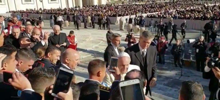 El Papa recibió a los nuevos policías de Entre Ríos y hasta se sacó una selfie con uno
