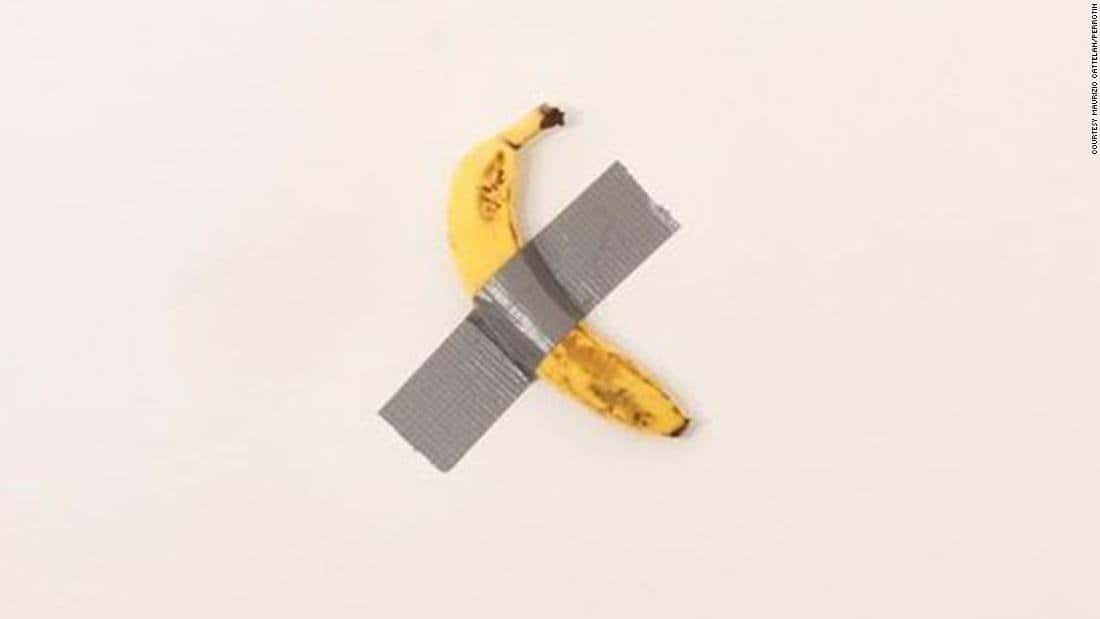 Pagaron una fortuna por una banana pegada con cinta en una pared