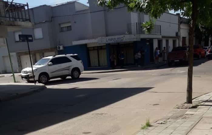 Fuerte choque entre dos camionetas en Ayacucho y Bolivar