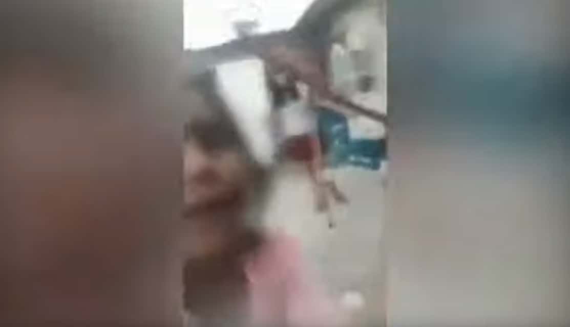 Desgarrador video: nena pide ayuda a vecina para escapar de su mamá tras brutal golpiza