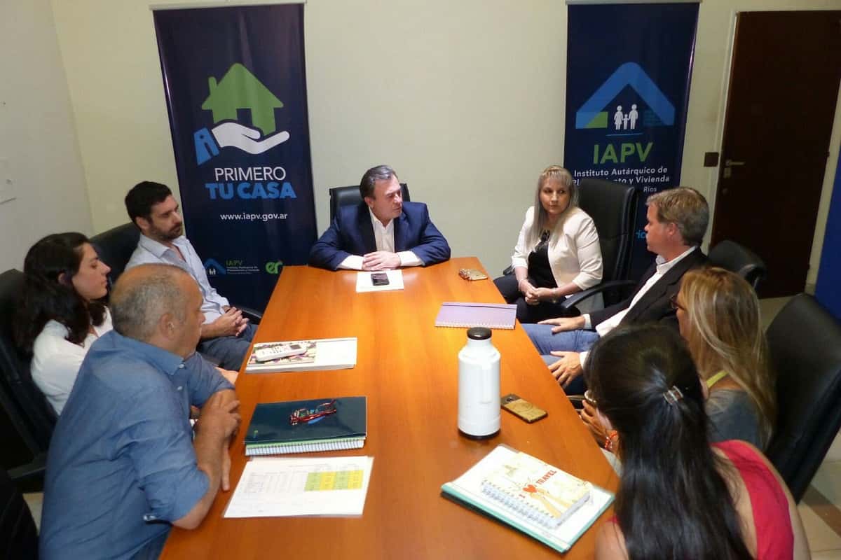 Piaggio mantuvo una reunión en IAPV para gestionar viviendas para la ciudad 