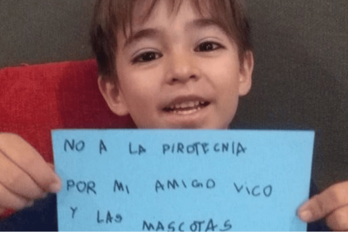 Tiene 6 años y reparte panfletos contra el uso de pirotecnia por su amigo autista