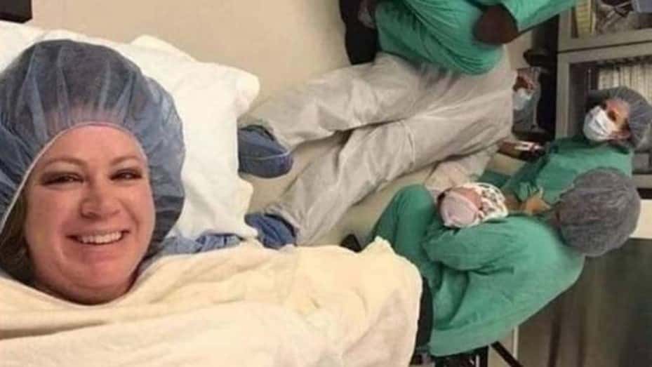 La selfie de la mujer que acaba de dar a luz y su esposo desmayado