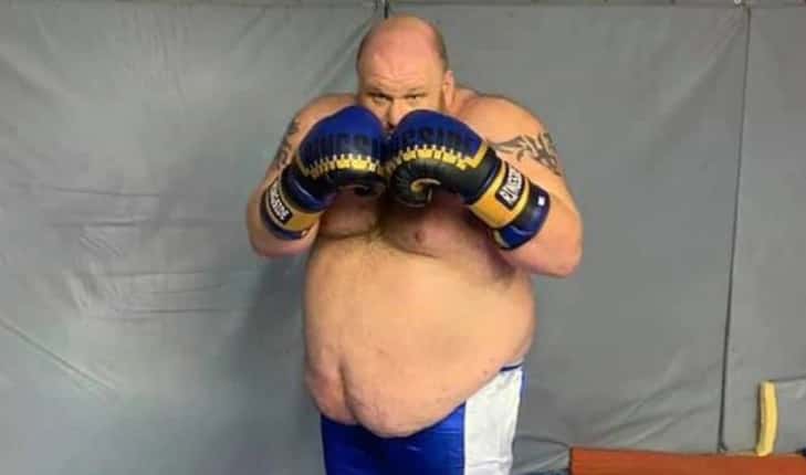 El brutal nocaut que sufrió un boxeador de 180 kilos en su debut como profesional