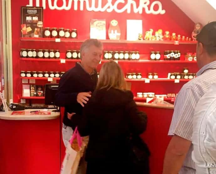 Macri paseó por el centro de Villa La Angostura el 31 de enero y compró chocolates