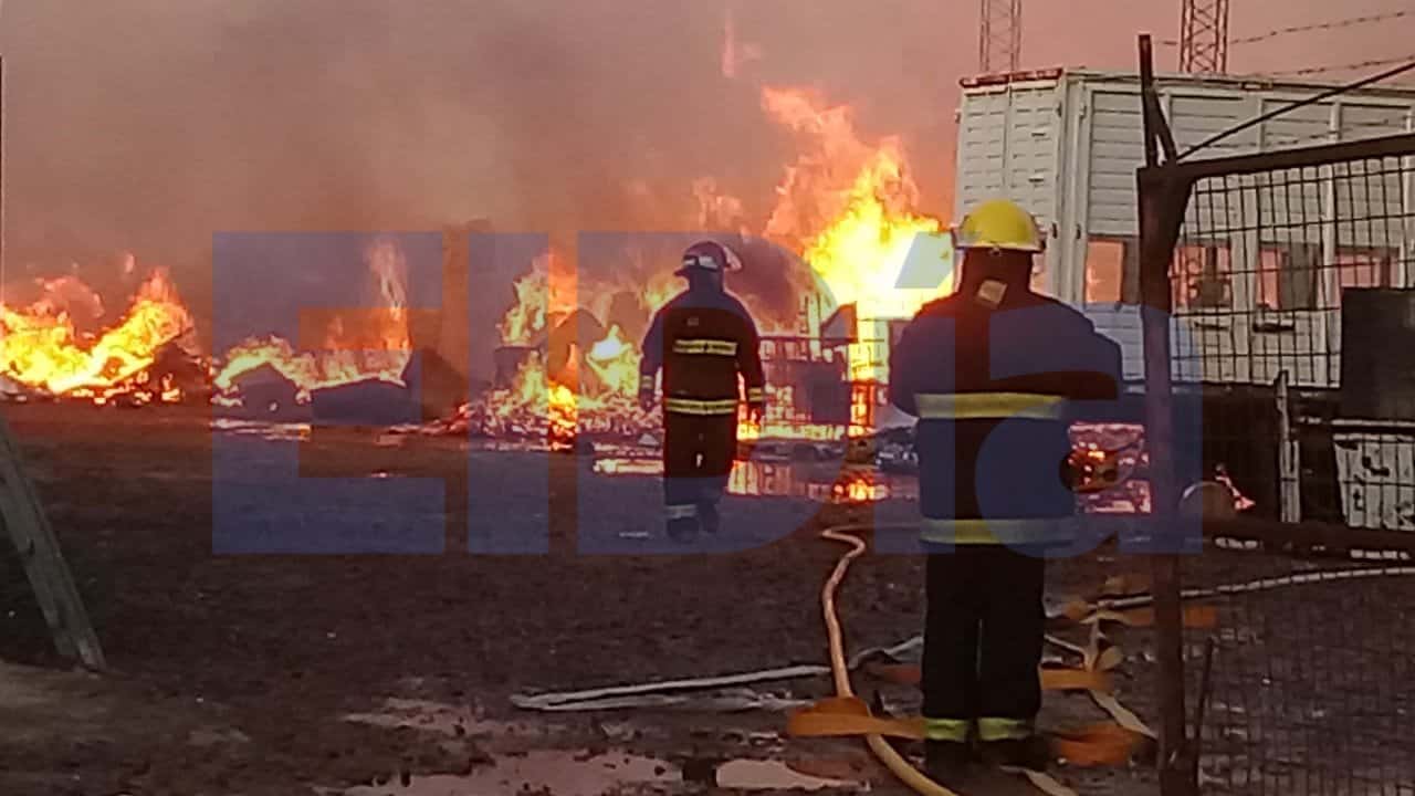 Impresionante incendio en una planta de reciclado en el Parque Industrial