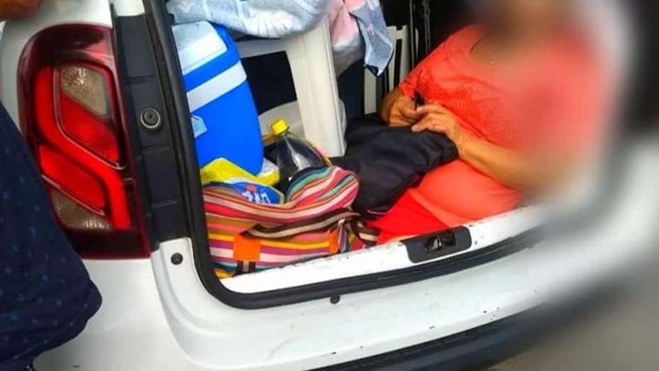 Multaron a un argentino en Florianópolis por llevar a su suegra en el baúl del auto