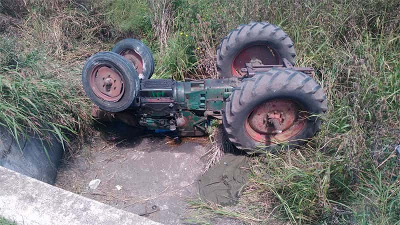 Un tractor cayó en una alcantarilla: el conductor murió al salir despedido