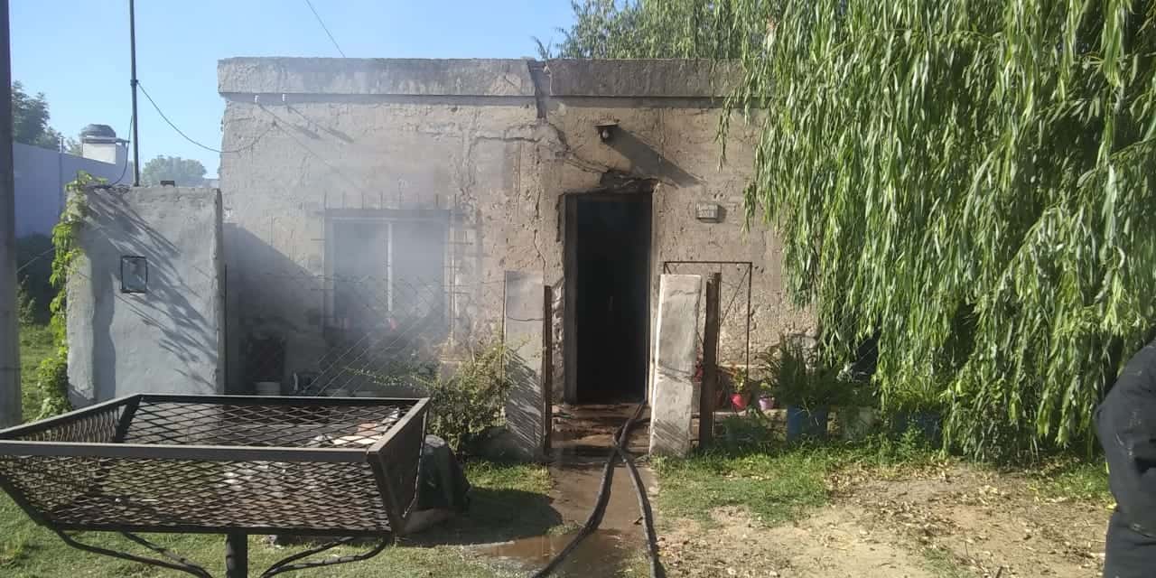 Incendio en Gualeguaychú: una persona herida y pérdidas totales en una casa