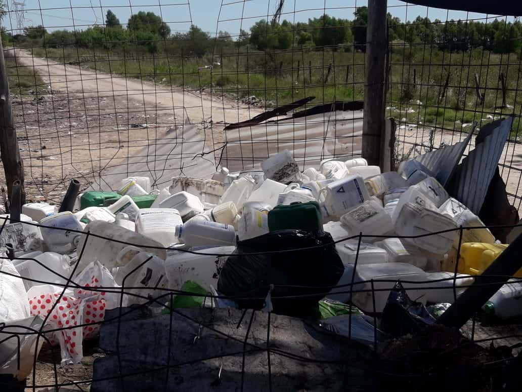  Arrojaron unos cien envases de agroquímicos en el ingreso al basural de Pueblo Belgrano