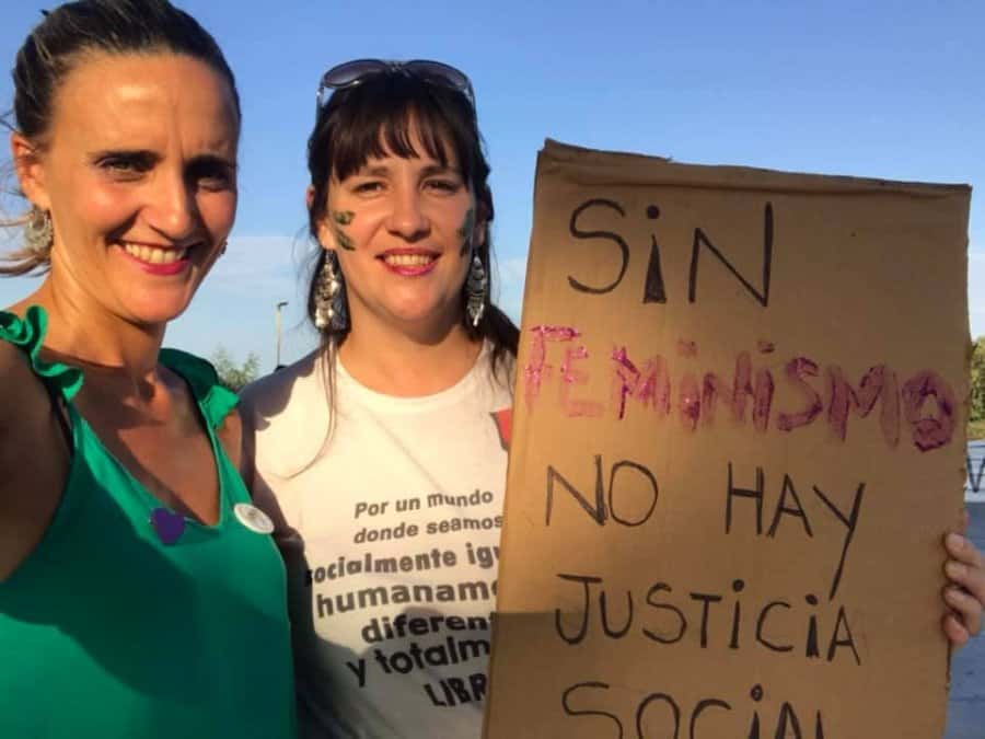 Anastasia Aramburu y Belén Biré, responsable del área de Género y Diversidad Sexual, el domingo en la marcha por el #8M  