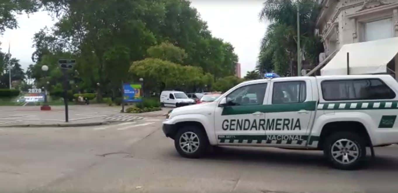 Gendarmería patrulla las calles de Gualeguaychú advirtiendo sobre los peligros del coronavirus