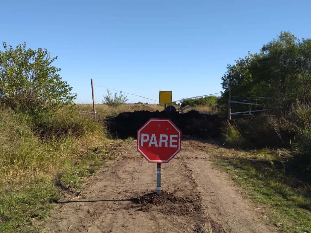 Pueblo Belgrano también bloqueó caminos vecinales y controla el acceso por ruta 136