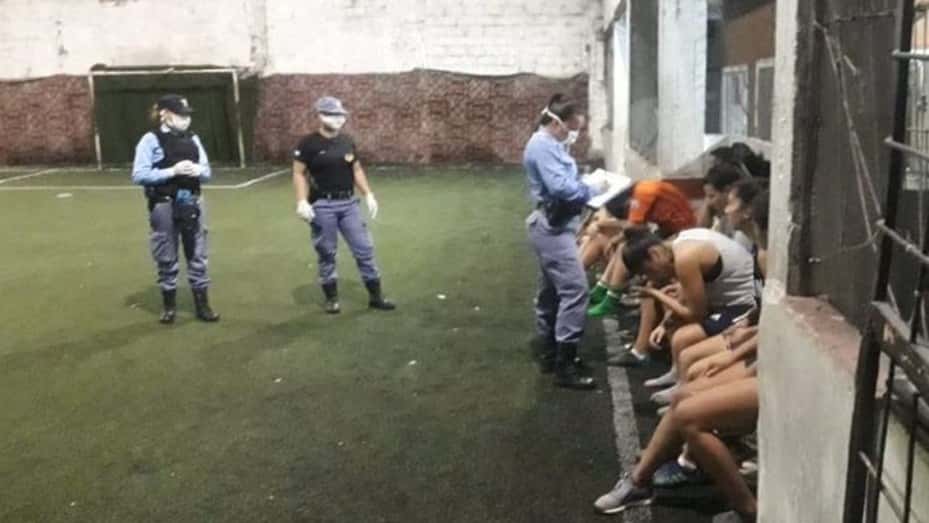 Chaco: detuvieron a 11 mujeres en una cancha cuando iban a jugar al fútbol