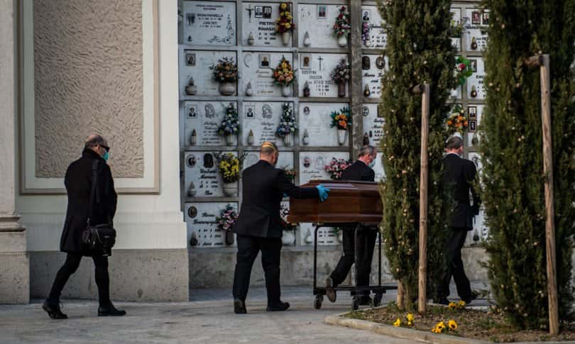 El intendente del último adiós. Pietro Fiori acompaña a las víctimas del coronavirus en el cementerio de Castelleone, Italia. 