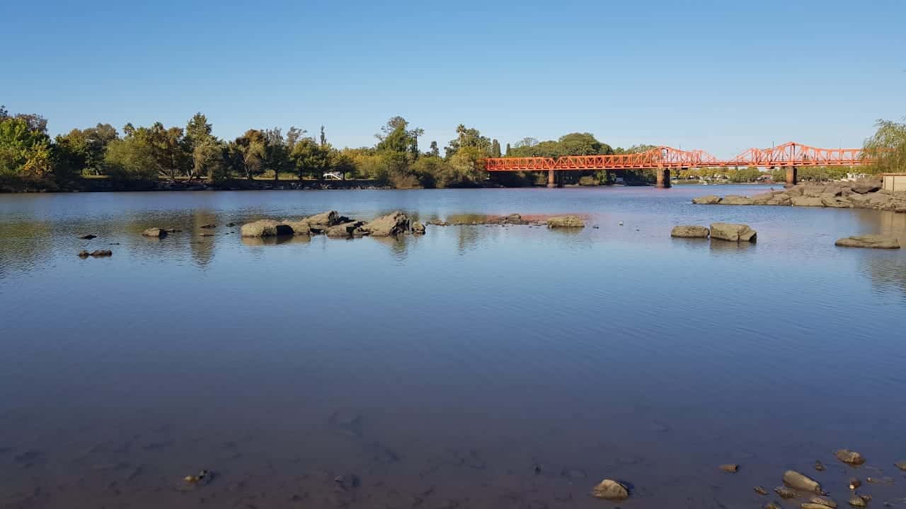 Impactante imagen del río Gualeguaychú a la altura del puente
