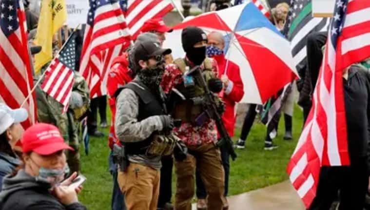 Decenas de manifestantes se movilizaron hasta el capitolio de Michigan armados (AFP)