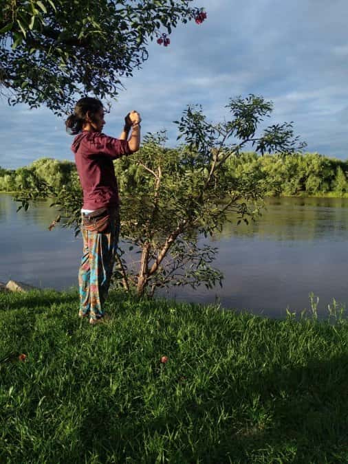 Cecilia, contemplando la belleza del río Gualeguaychú 