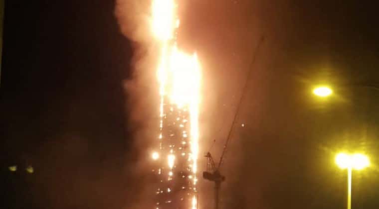 Un incendio destruyó un rascacielos de casi 200 metros en Emiratos Árabes Unidos