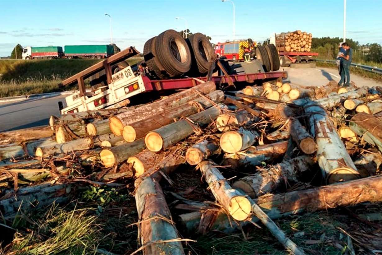 Un acoplado volcó y desparramó su carga de troncos sobre la Autovía 14