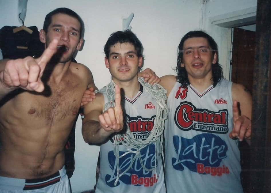 El recordado Luis Pikaluk, Diego García y Maxi Riolfo celebrando el título conseguido tras el ascenso.