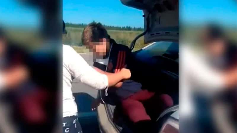 Video: Escondió a su hijo en el baúl de un remis para burlar los controles