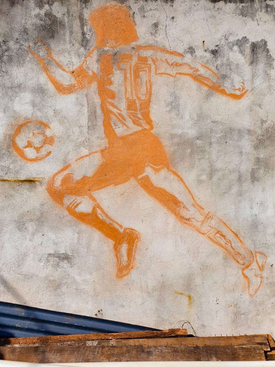 El jugador de Juventud que la rompe también fuera de la cancha: ¡Pintó un mural de Maradona con un pedazo de ladrillo! 