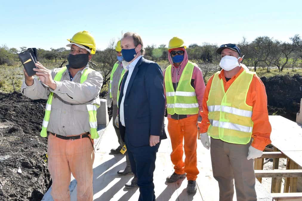 El Gobernador se fotogarfiò junto a trabajadores de la obra 