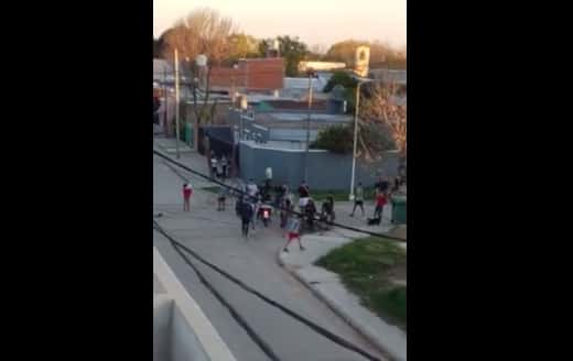 Video: Policías persiguieron a un ladrón y fueron atacados a piedrazos