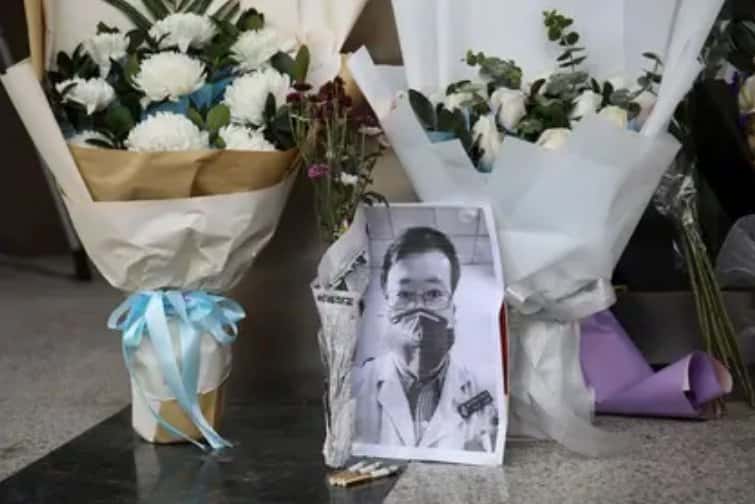 Un memorial improvisado para el doctor Li Wenliang, en una de las entradas del Hospital Central de Wuhan, en China. 7 de febrero de 2020. REUTERS/Stringer