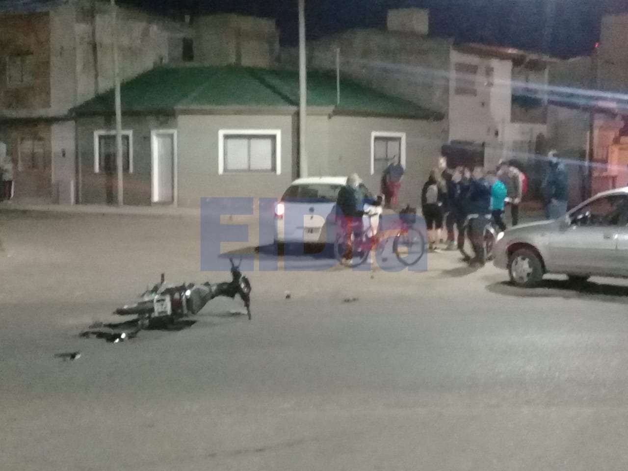 Un auto chocó a una moto: un joven fue llevado de urgencia al hospital