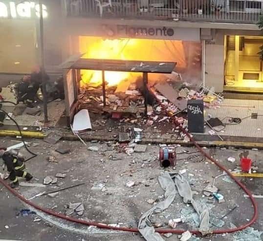 Explosión en una perfumería: dos bomberos murieron y otros seis están heridos
