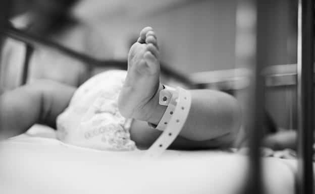 Denunciaron a un médico por supuesta mala praxis en una cesárea: el bebé falleció