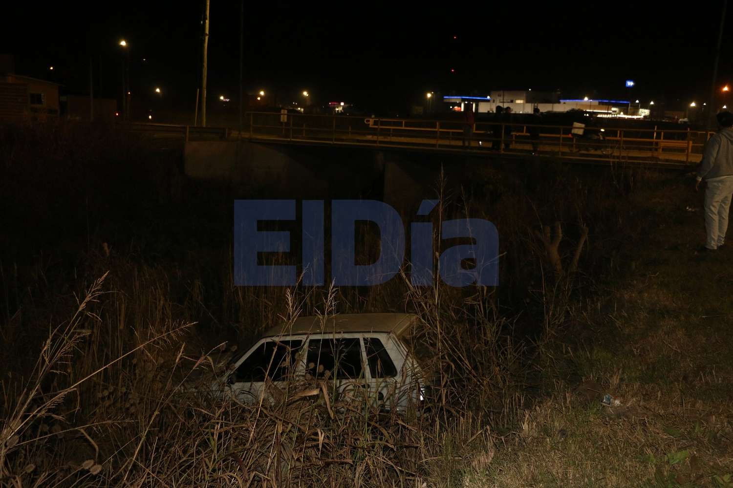 Auto cayó al canal paralelo a Acisclo Méndez: la conductora fue llevada al Hospital 
