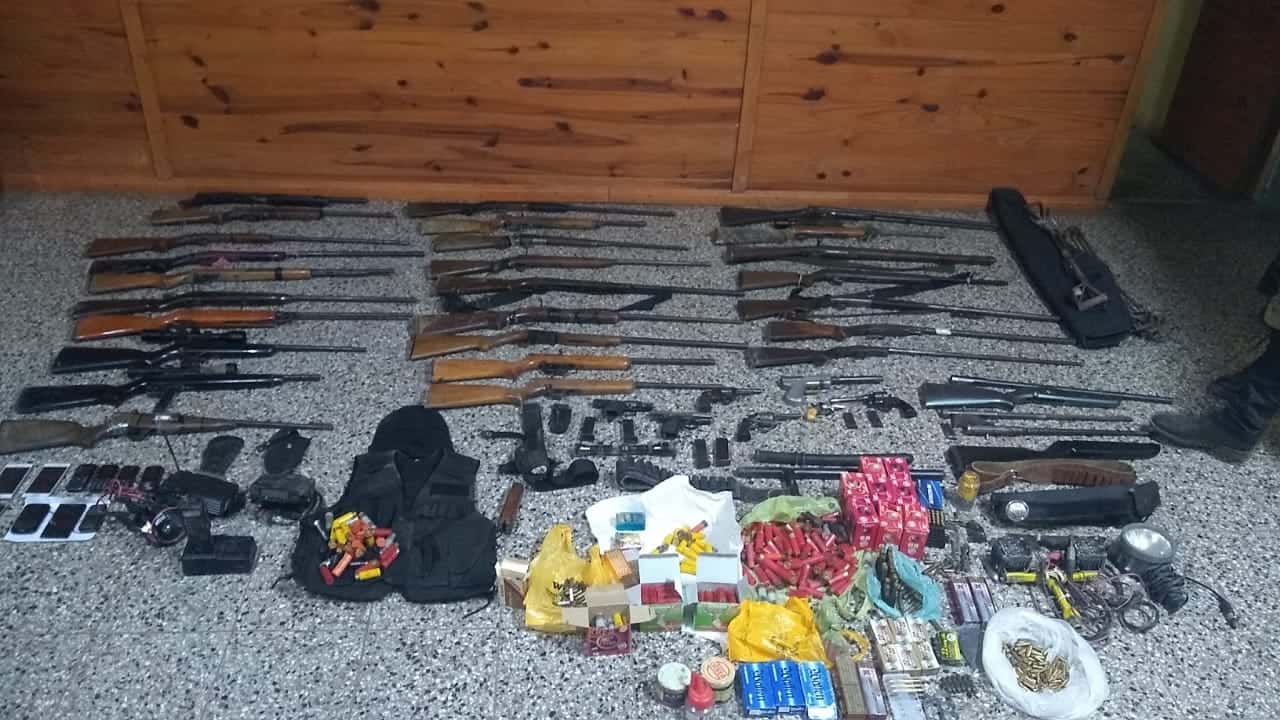 Escándalo: Encontraron animales robados y armas de fuego en un campo de Ceibas