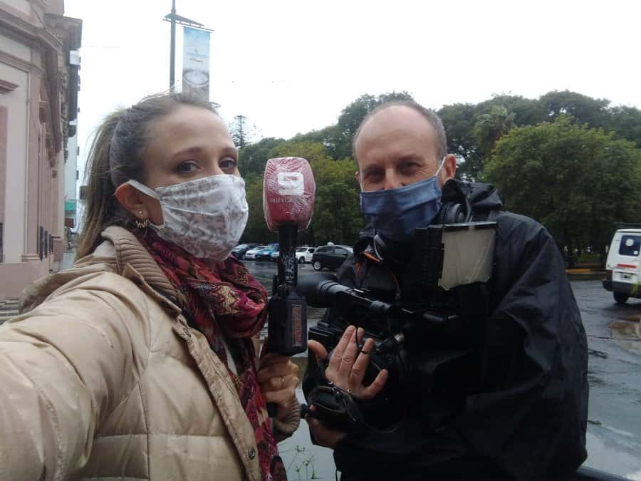 Sabina Melchiori y Celso Bel, periodista y camarógrafo de canal 9 Litoral.