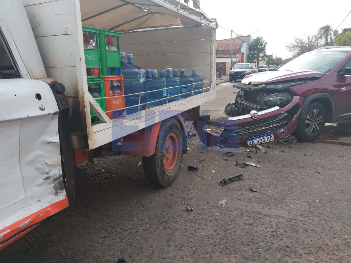 Violento choque entre dos camionetas en Gervasio Méndez y Lavalle