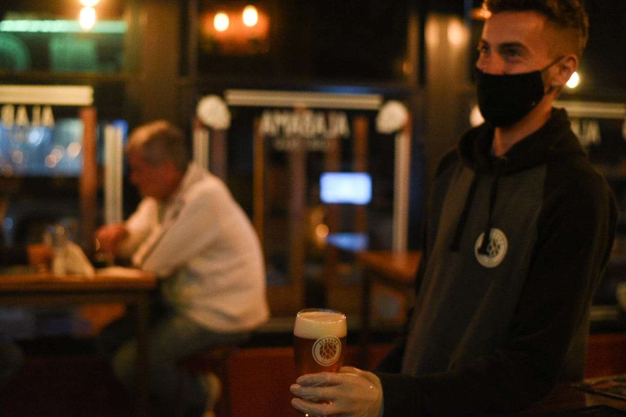 El dueño de un bar pide que los dejen trabajar: "11 familias viven de esto"