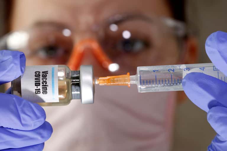 ¿Quiénes recibirían primero la vacuna contra el coronavirus?