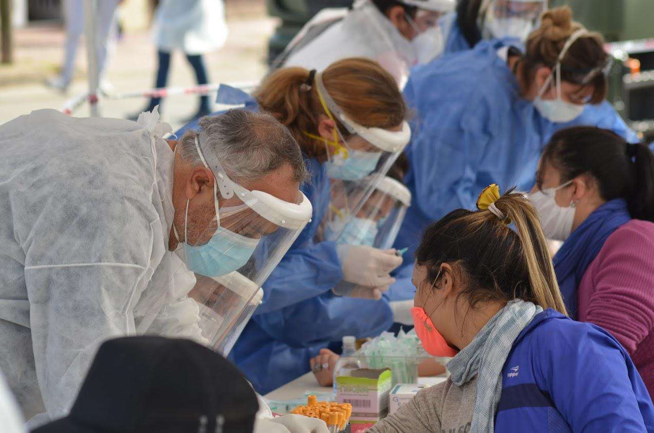 Casi dos muertos por hora de coronavirus en Argentina este miércoles