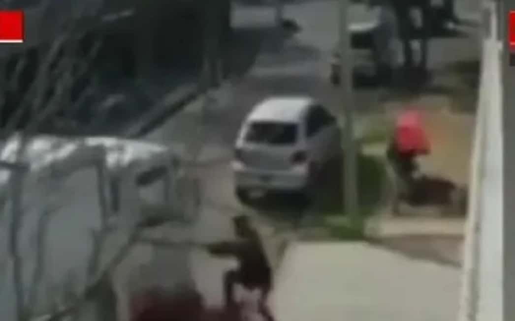 Un sodero chocó con su camión a un motochorro que asaltaba a una mujer