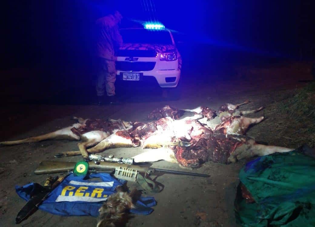 Sorprendieron a tres cazadores furtivos que habían cazado seis ejemplares de ciervos Axis