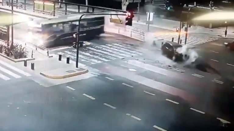 Impactante video: un auto cruzó en rojo y se incrustó contra un colectivo