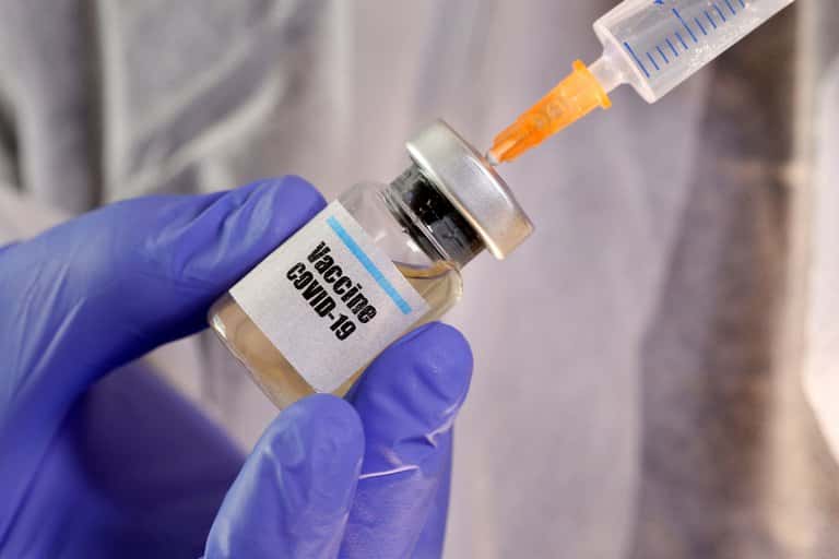 Un laboratorio anunció que una vacuna produjo anticuerpos que neutralizaron el coronavirus