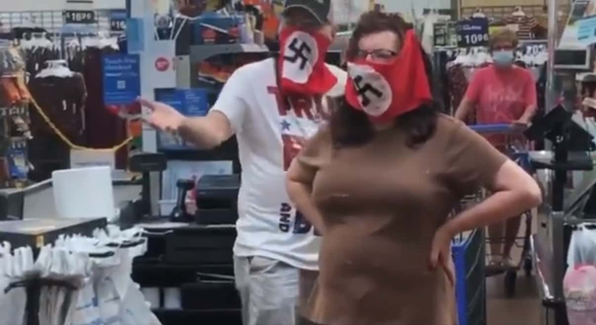 Video e indignación: Al supermercado, con un tapabocas nazi