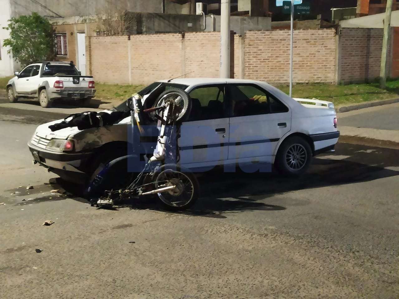 Una moto chocó contra un auto: su conductor fue hospitalizado