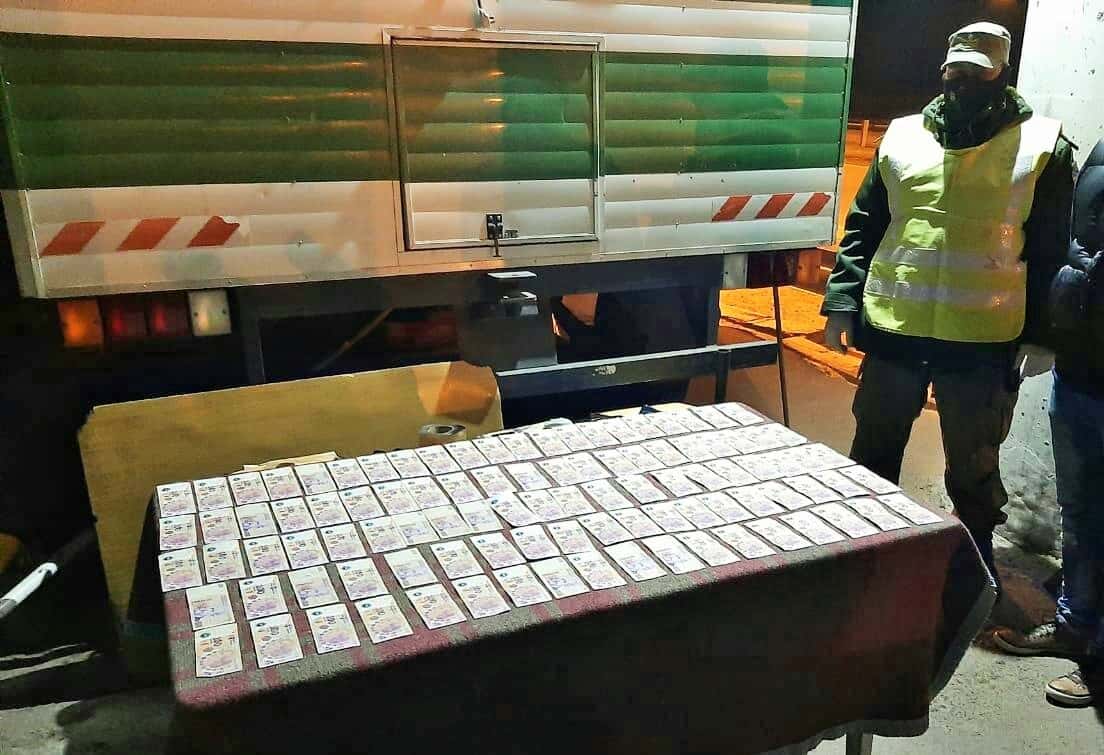Gendarmería detuvo a dos personas, secuestró un camión y más de 100 mil pesos
