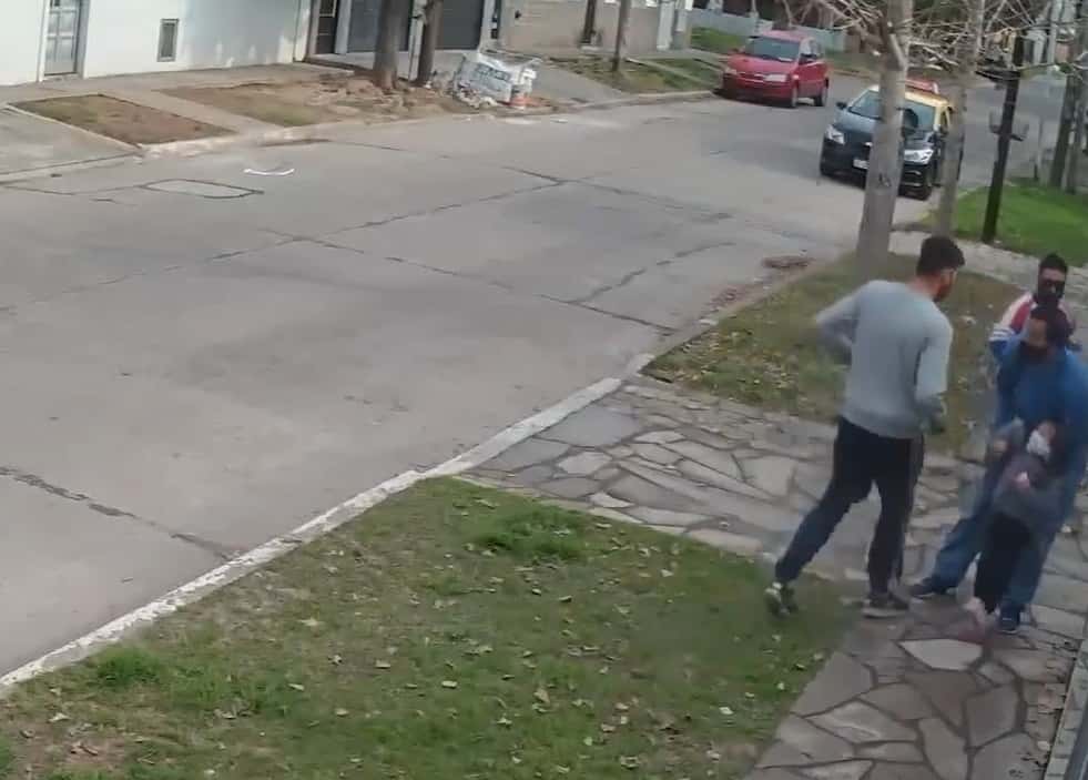 Estremecedor video de un violento robo a un padre que paseaba con su hijita 