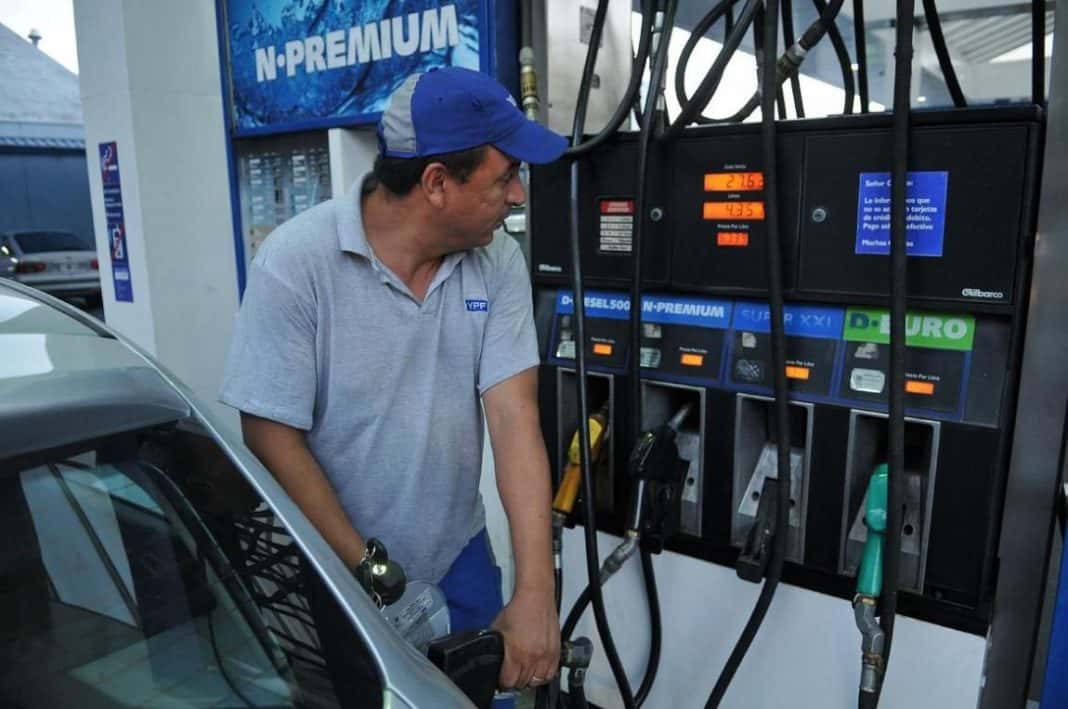 Estacioneros dicen que el precio de la nafta está retrasado un 13%