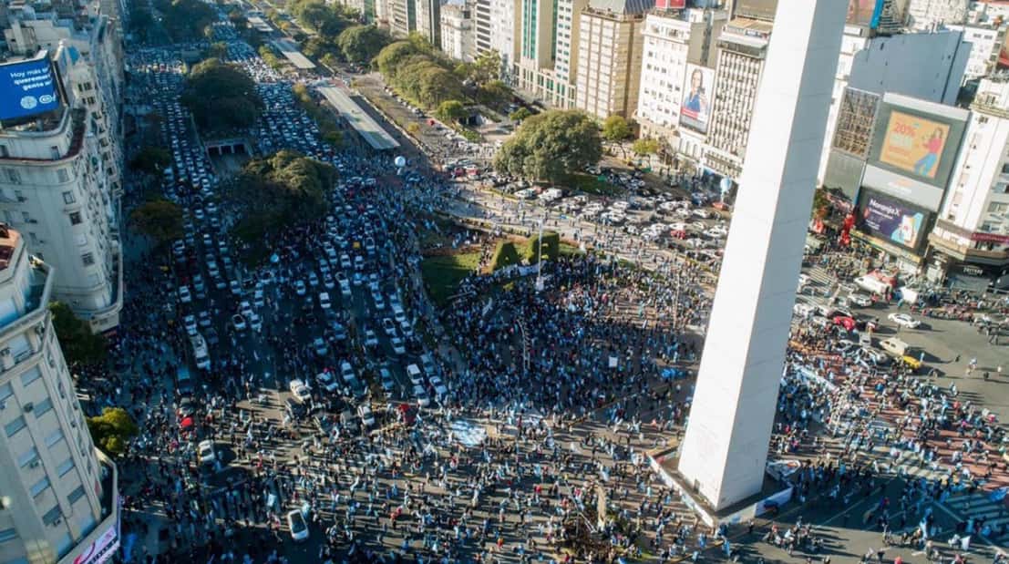 Tercera y multitudinaria marcha contra la cuarentena y la reforma judicial